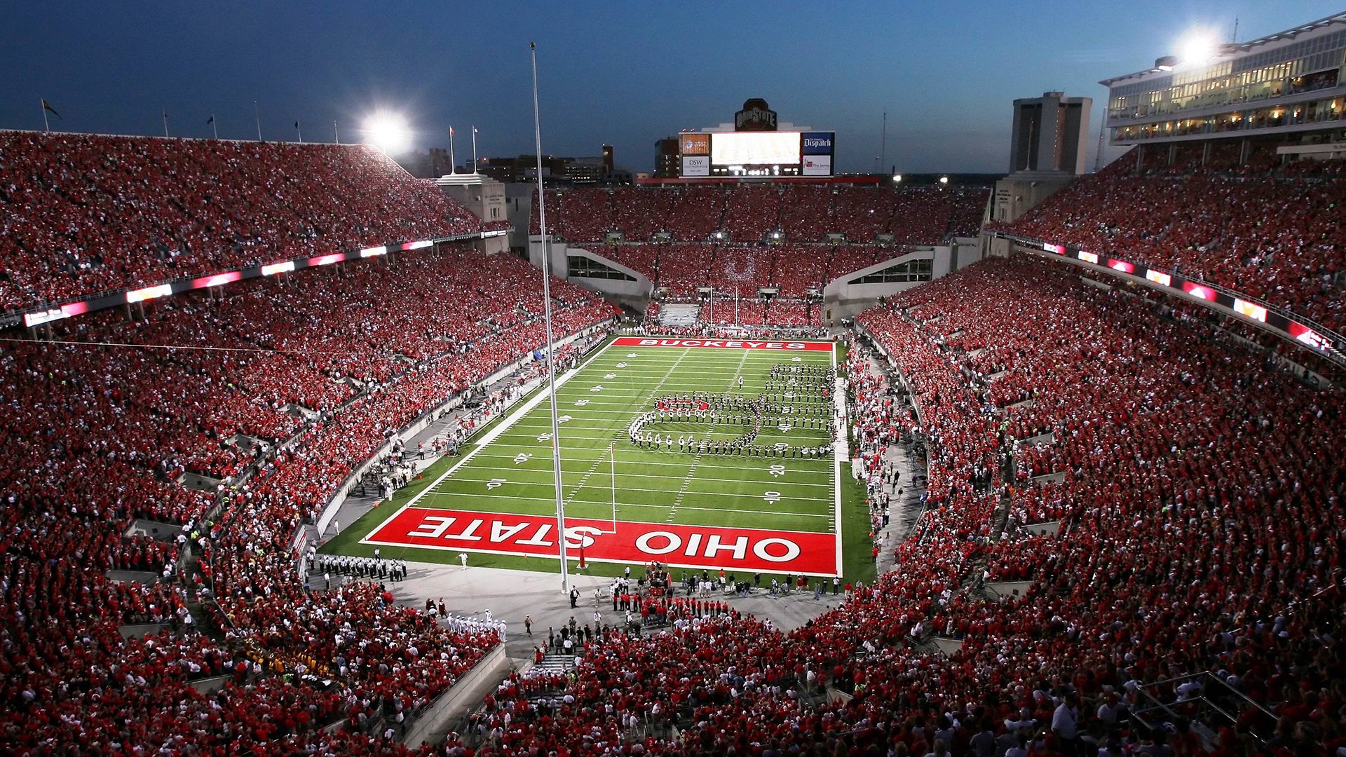 简：凭借敏捷的移动和精准的传球，快速助攻全黑队进攻