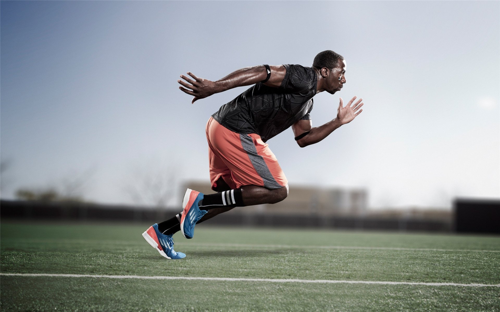 气候突变干扰场地状态裁判频繁暂停比赛确保安全，气候突变事件